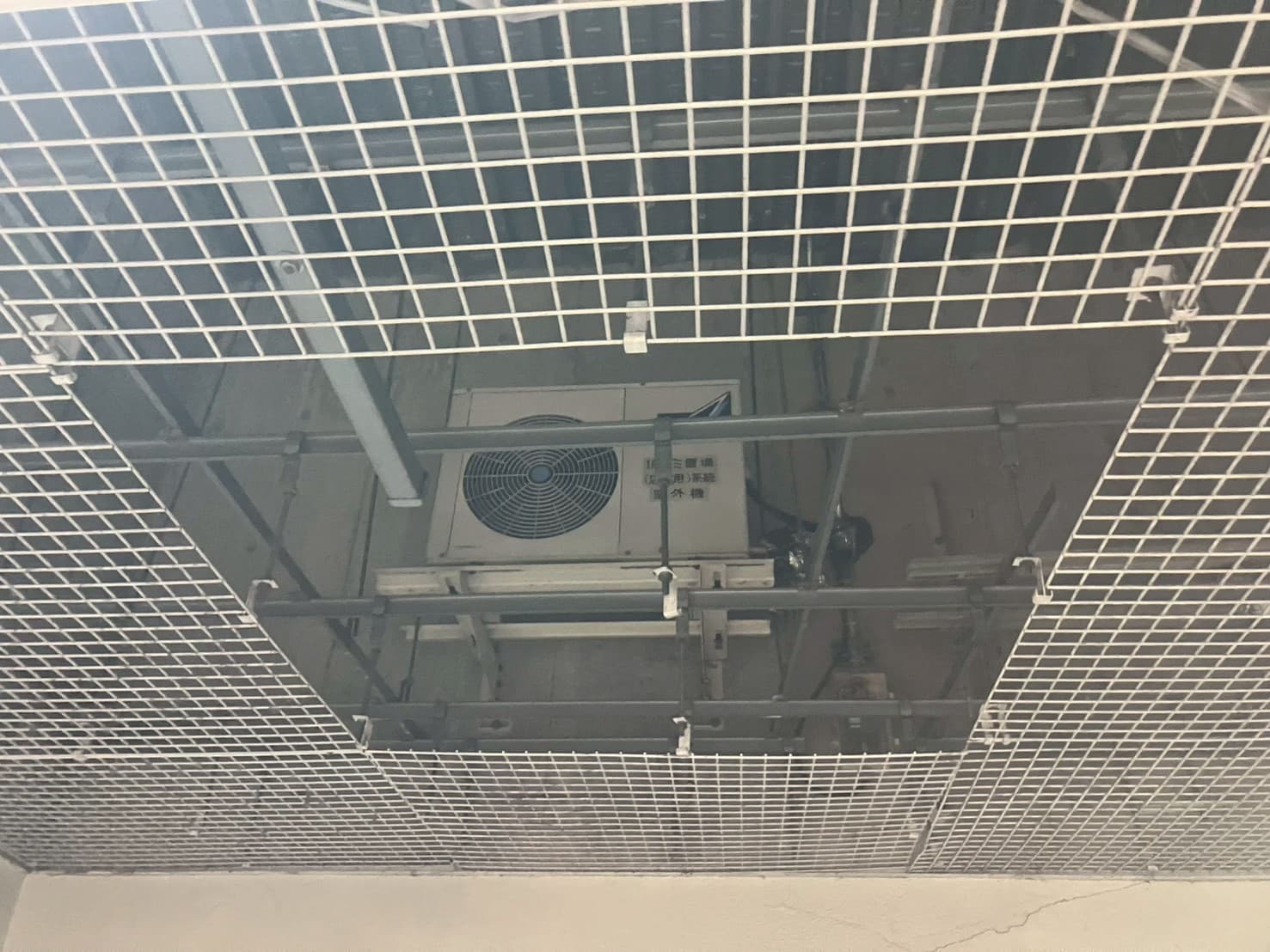 空調設備改修工事 新設機器搬入