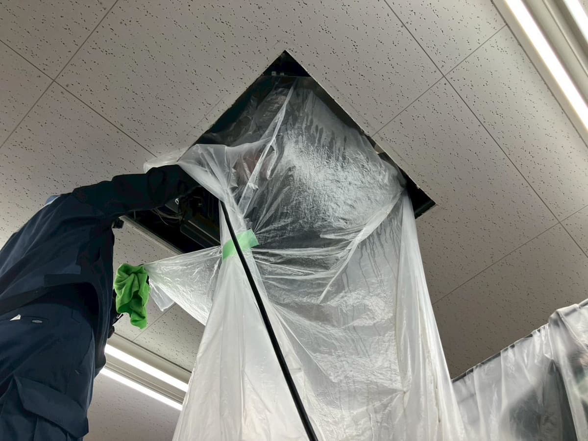 店舗内空調設備室内機分解洗浄作業